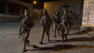 جنود اسرائيليون يبحثون عن مسلحين اطلقوا النار على محطة حافلات بالقرب من مستوطنة عوفرا في الضفة الغربية، 9 ديسمبر 2018 (Israel Defense Forces)