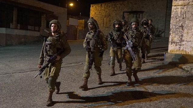 جنود اسرائيليون يبحثون عن مسلحين اطلقوا النار على محطة حافلات بالقرب من مستوطنة عوفرا في الضفة الغربية، 9 ديسمبر 2018 (Israel Defense Forces)