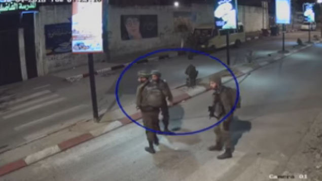 جنود إسرائيليون يظهرون وهم يسييرون في أحد شوارع طولكرم قبل لحظات من إطلاق النار على شاب فلسطيني يبلغ من العمر 22 عاما في 4 ديسمبر، 2018. (B'Tselem video screenshot)
