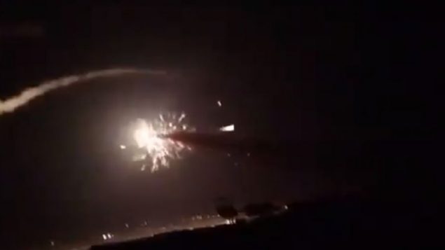 صورة شاشة من فيديو انتشر عبر مواقع التواصل الاجتماعي يفترض انه يظهر غارة جوية اسرائيلية بالقرب من دمشق، 25 ديسمبر 2018 (Screen capture: Twitter)
