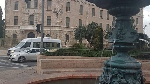 صبغ مياه نافورة في ’ميدان باريس’ في القدس باللون الأحمر، 3 ديسمبر، 2018. (Gender Counter-Terrorism Unit)