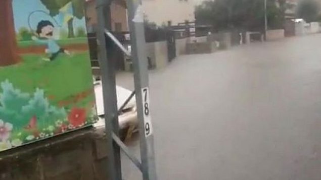 الشوارع المغمورة في رحوفوت وسط أمطار قوية، 6 ديسمبر، 2018. (Hatzalah rescue organization)