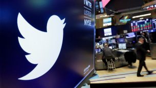 شعار تويتر في البورصة في نيويورك، 8 فبراير 2018 (AP Photo/Richard Drew, File)