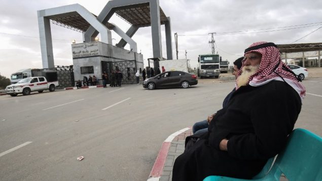 فلسطينيون ينتظرون عند المعبر الحدودي بين رفح ومصر، جنوب قطاع غزة، 8 يناير 2019 (SAID KHATIB / AFP)