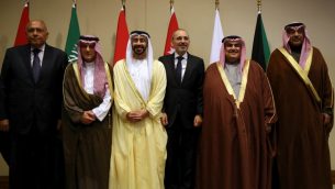 من اليسار: وزراء خارجية مصر، السعودية، الامارات، الاردن، البحرين، والكويت خلال لقاء لتابحث مسائل اقليمية في البحر الميت، الاردن، 31 يناير 2019 (KHALIL MAZRAAWI / AFP)