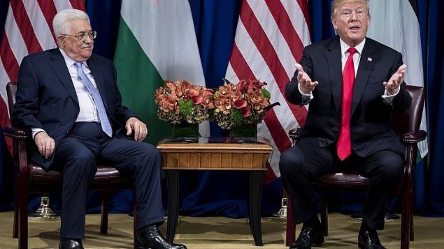 رئيس السلطة الفلسطينية محمود عباس (إلى اليسار) والرئيس الأمريكي دونالد ترامب في فندق بالاس خلال الدورة 72 للجمعية العامة للأمم المتحدة في 20 سبتمبر 2017، في نيويورك. (AFP/Brendan Smialowski)