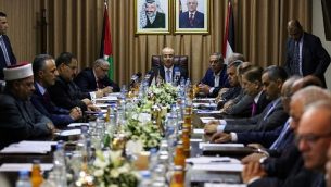 رئيس حكومة السلطة الفلسطينية، رامي الحمد الله (وسط الصورة)، يترأس جلسة حكومة المصالحة في مدينة غزة، 3 أكتوبر، 2017.  (MOHAMMED ABED / AFP)