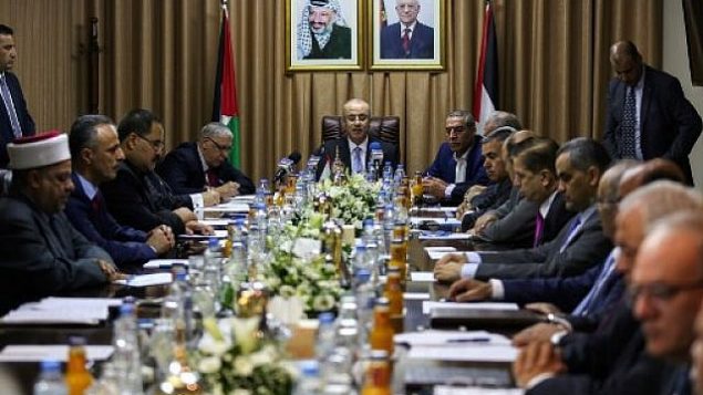 رئيس حكومة السلطة الفلسطينية، رامي الحمد الله (وسط الصورة)، يترأس جلسة حكومة المصالحة في مدينة غزة، 3 أكتوبر، 2017.  (MOHAMMED ABED / AFP)