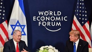 الرئيس الأمريكي دونالد ترامب ورئيس الوزراء بينيامين نتنياهو يلتقيان على هامش منتدى الاقتصاد العالمي في دافوس، سويسرا، 25 يناير، 2018. (AFP Photo/Nicholas Kamm)