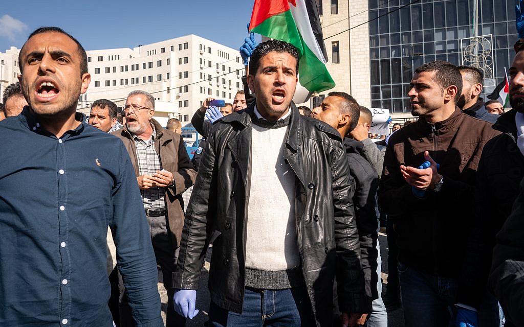 فلسطينيون يتظاهرو ضد الزيادة في الضرائب الحكومية في رام الله، الضفة الغربية، 12 ديسمبر، 2018. (Luke Tress/Times of Israel)