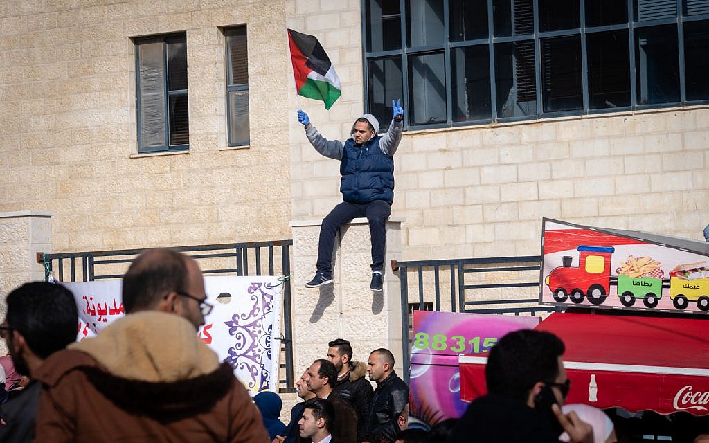 فلسطينيون يتظاهرو ضد الزيادة في الضرائب الحكومية في رام الله، الضفة الغربية، 12 ديسمبر، 2018. (Luke Tress/Times of Israel)
