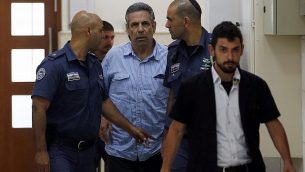 غونين سيغف، الوزير السابق في الحكومة الإسرائيلية المتهم بالتجسس لصالح إيران، في المحكمة المركزية في القدس، 5 يوليو، 2018.  (Ronen Zvulun/Pool Photo via AP)