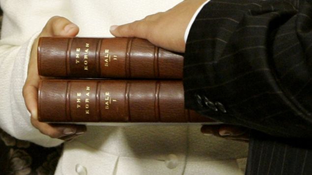 قرآن توماس جيفرسون الذي سيتم استخدامه في تنصيب عضو الكنيست رشيدة طليب، خلال تنصيب النائب كيث اليسون، اول عضو كونغرس مسلم، 4 يناير 2007 (AP Photo/Haraz N. Ghanbari)