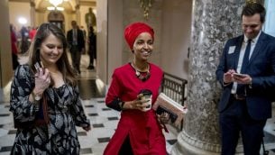 عضو الكونغرس الهان عمر داخل مبنى الكابيتول في واشنطن، 16 يناير 2019 (AP/Andrew Harnik)