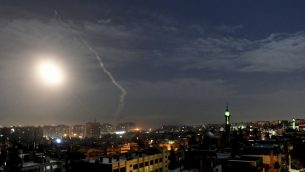 صورة صادرة عن وكالة الانباء السورية الرسمية ’سانا’، تظهر صاروخ ينطلق الى الجو بالقرب من مطار دمشق الدولي، 21 يناير 2019 (SANA via AP)