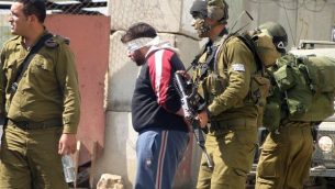 صورة توضيحية لجنود إسرائيليين يقوم بتعصيب أعين معتقلين فلسطينيين.  (Najeh Hashlamoun/Flash90)