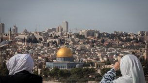 سياح يتفرجون على منظر قبة الصخرة والحرم القدسي من منطقة جبل الزيتون المطلة على القدس القديمة، 28 نوفمبر، 2018.  (Yonatan Sindel/Flash90)