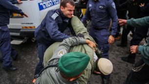 ناشطون يمينيون يشتبكون مع عناصر الشرطة خارج جلسة محكمة في ريشون لتسيون، حول قضية شبان يهود يشتبه بهم بقضية امنية تفاصيها محظورة من النشر، 31 ديسمبر 2018 (Flash90)