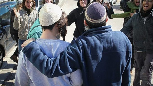 شبان تم اعتقالهم للاشتباه بضلوعهم في مقتل امراة فلسطينية خارج قاعة محكمة الصلح في ريشون لتسيون بعد أن قام القاضي بإطلاق سراحهم ووضعهم رهن الحبس المنزلي، 10 يناير، 2019. (Flash90)