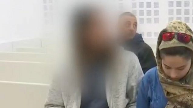 الفتى الإسرائيلي (يسار الصورة) المشتبه بقتل عائشة الرابي في محكمة الصلح في ريشون لتسيون في 23 يناير، 2019. (YouTube screenshot)