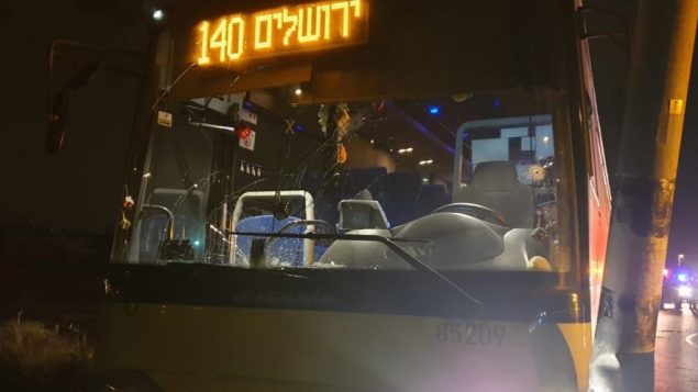 حافلة تعرضت لهجوم اطلاف نار بالقرب من مستوطنة بيت ايل في الضفة الغربية، 5 يناير 2019 (IDF)