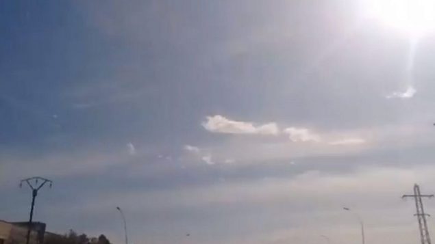آثار صواريخ سورية مضادة للطائرات، قالت البلاد انها اطلقت ردا على هجوم جوي اسرائيلي، 20 يناير 2019 (Screen capture: Twitter)