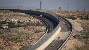 طريق 4370، مع جدار فاصل بين المركبات الإسرائيلية والفلسطينية، 10 يناير، 2019.  (Yonatan Sindel/Flash90)