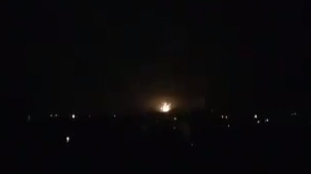 انفجار ناتج عن هجوم اسرائيلي ضد اهداف إيرانية في مطار دمشق الدولي، 11 يناير 2019 (Screen capture: Twitter)