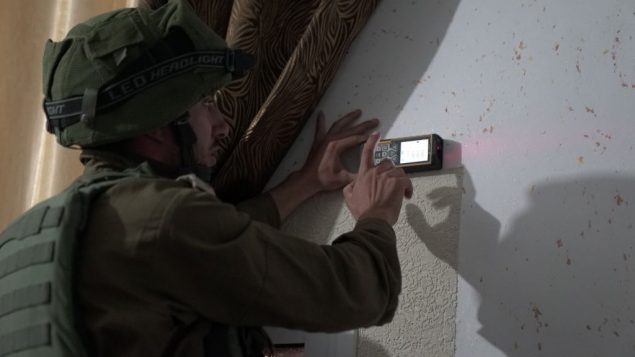 جندي اسرائيلي يقوم بمسح منزل معتدي فلسطيني قتل رجلا اسرائيليا طعنا تجهيزا لهدم المبنى في قرية يطى بالضفة الغربية، بالقرب من الخليل، 17 سبتمبر 2018 (Israel Defense Forces)