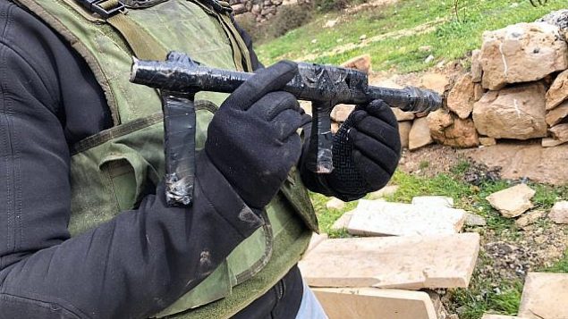 جنود يصادرون أسلحة يُزعم أنها استُخدمت في هجوم إطلاق نار على مستوطنة ميغدال عوز في الضفة الغربية من قرية فلسطينية مجاورة، في يناير 2019. (Israel Defense Forces)