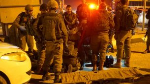 جنود في ساحة محاولة تنفيذ هجوم طعن بالقرب من مدينة نابلس في الضفة الغربية، 21 يناير 2019 (Israel Defense Forces)