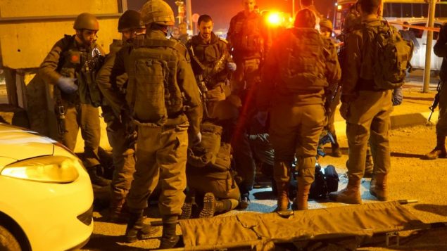 جنود في ساحة محاولة تنفيذ هجوم طعن بالقرب من مدينة نابلس في الضفة الغربية، 21 يناير 2019 (Israel Defense Forces)