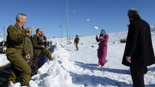 يتحدث بيني غانتس، رئيس أركان الجيش الإسرائيلي آنذاك، مع عائلة فلسطينية على طول الطريق السريع 60 في الضفة الغربية في 15 ديسمبر 2013. (Judah Ari Gross / الجيش الإسرائيلي)
