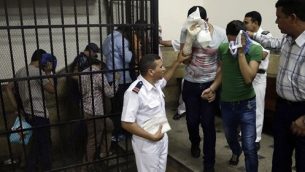 صورة توضيحية: رجال مصريون مدانون ب’التحريض على الفجور’، بعد ظهورهم في فيديو يظهر زواج مثلي مفترض على متن قارب في نهر النيل، داخل محكمة في القاهرة، 1 نوفمبر 2014 (AP/Hassan Ammar, File)