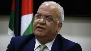 امين عام منظمة التحرير الفلسطينية صائب عريقات خلال مؤتمر صحفي في اعقاب لقاء مع دبلوماسيين في رام الله، الضفة الغربية، 30 يناير 2019 (Abbas Momani/AFP)