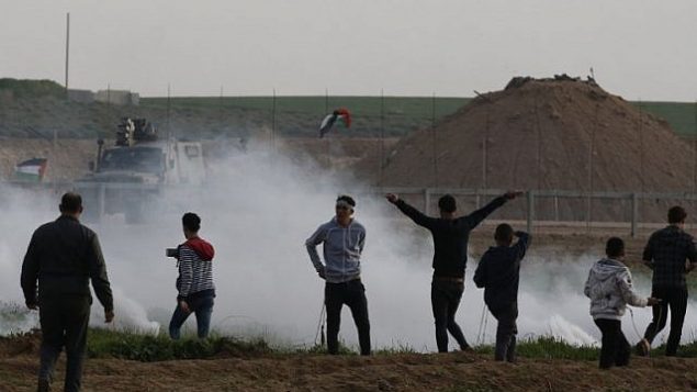 فلسطينيون بالقرب من السياج على طول الحدود مع إسرائيل، شرق مدينة غزة، في 1 فبراير، 2019. (SAID KHATIB / AFP)