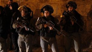 عناصر من شرطة حرس الحدود تقوم بدورية بالقرب من أحد مداخل الحرم القدسي في البلدة القديمة، 19فبراير، 2019.  (Ahmad Gharabli/AFP)