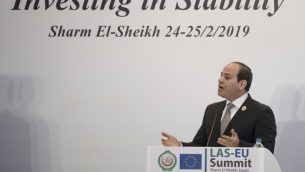 الرئيس المصري عبد الفتاح السيسي خلال مؤتمر صحفي في ختام اول جلسة مشتركة في قمة الاتحاد الأوروبي والجامعة العربية في شرم الشيخ، 25 فبراير 2019 (KHALED DESOUKI / AFP)