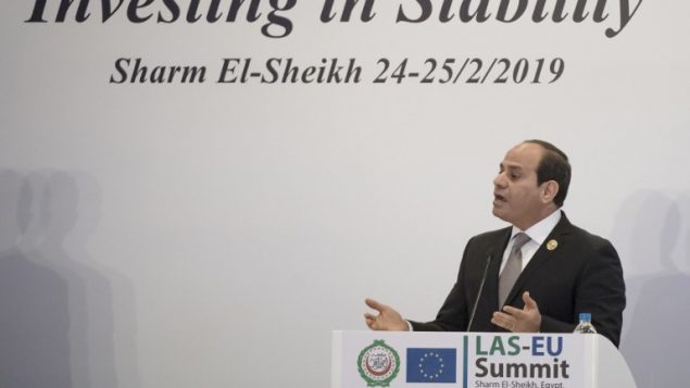 الرئيس المصري عبد الفتاح السيسي خلال مؤتمر صحفي في ختام اول جلسة مشتركة في قمة الاتحاد الأوروبي والجامعة العربية في شرم الشيخ، 25 فبراير 2019 (KHALED DESOUKI / AFP)