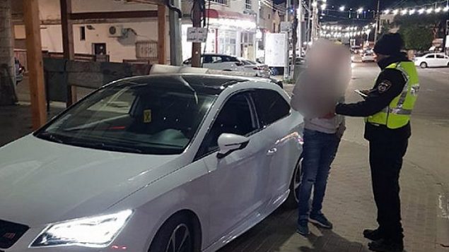 الشرطة تستجوب صبيا يبلغ من العمر 15 عاما ساعد شقيقه ابن الخامسة على قيادة سيارة والديهما. (شرطة إسرائيل)