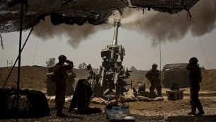 جنود أمريكيون من فرقة المدفعية 82 المحمولة جوا يدعمون القوات العراقية التي تقاتل مقاتلي الدولة الإسلامية من قاعدتهم شرق الموصل في 17 أبريل 2017. (AP Photo / Maya Alleruzzo، File)