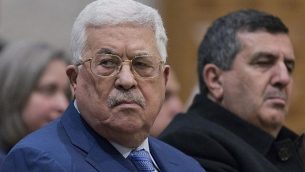 رئيس السلطة الفلسطينية محمود عباس، من اليسار، يشارك في قداس منتصف الليل في كنيسة القديسة كاترينا بالقرب من كنيسة المهد، في مدينة بيت لحم بالضفةالغربية، 25 ديسمبر، 2018.  (AP Photo/Nasser Nasser, Pool)