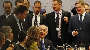 رئيس الوزراء الإسرائيلي بينيامين نتنياهو، وسط الصورة، يصل إلى جلسة في ’مؤتمر السلام والأمن في الشرق الأوسط’ المنعقد في وارسو، بولندان، الخميس، 14 فبراير، 2019. (AP Photo/Czarek Sokolowski)