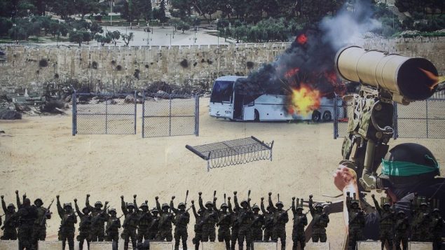 مسلحون ملثمون من كتائب القسام، الجناح العسكري لحركة حماس، امام ملصق ضخم يظهر هجوم زائف ضد حافلة، خلال تجمع في غزة، 16 ديسمبر 2018 (AP/Khalil Hamra)