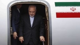 وزير الخارجية الإيراني محمد جواد ظريف يصل مطار رفيق الحريري في بيروت، 10 فبراير 2019 (Hussein Malla/Ap)