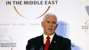 نائب الرئيس الامريكي مايك بنس خلال مؤتمر السلام والامن في الشرق الاوسط، في وارسو، بولندا، 14 فبراير 2019 (AP Photo/Michael Sohn)