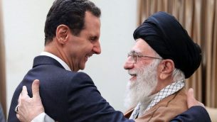 صورة صادرة عن وكالة ’سانا’ السورية الرسمية، تظهر الرئيس السوري بشار الاسد يصافح المرشد الاعلى الإيراني آية الله علي خامنئي قبل لقائهما في طهران، 25 فبراير 2019 (SANA via AP)
