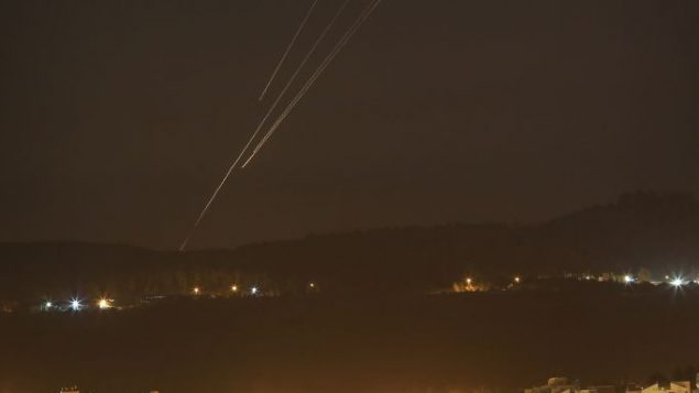 صواريخ فوق مركز اسرائيل في اليوم الخامس من عملية الجرف الصامد، 12 يوليو 2014 (Nati Shohat/Flash90)