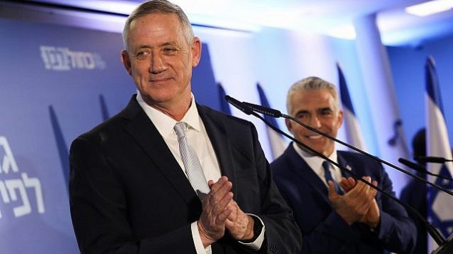 قائدا حزب ’أزرق أبيض’ بيني غانتس، من اليسار، ويائير لابيد، من اليمين، في الإعلان عن التحالف الجديد في تل أبيب، 21 فبراير، 2019.  (Noam Revkin Fenton/Flash90)