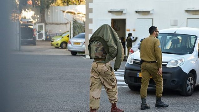 أحد الجنود الإسرائيليين الخمسة (من اليسار) من لواء كفير الذين تم اعتقالهم للاشتباه باعتدائهم بالضرب على مشتبه بهما فلسطينيين، يصل إلى المحكمة العسكرية في يافا، 10 يناير، 2019. (Flash90)